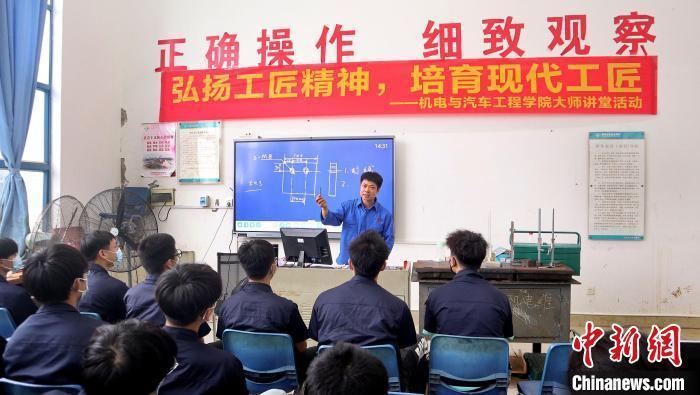 圖為鄭志明在給柳州城市職業(yè)學(xué)院的學(xué)生上課,。　柳州城市職業(yè)學(xué)院供圖