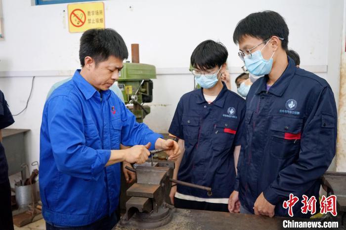 圖為鄭志明在給柳州城市職業(yè)學(xué)院的學(xué)生上課,。　柳州城市職業(yè)學(xué)院供圖