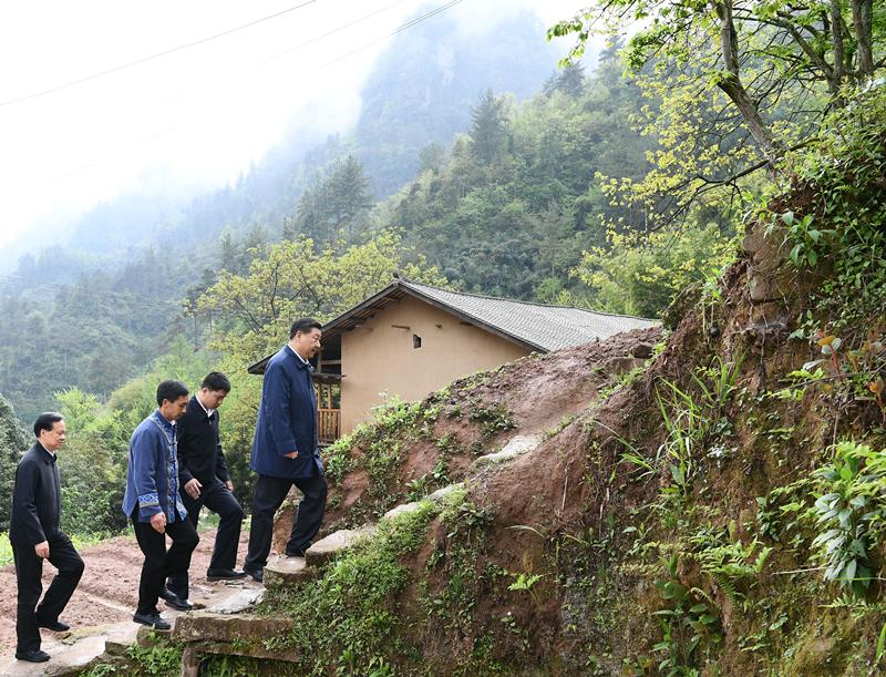 2019年4月15日,，在石柱土家族自治縣中益鄉(xiāng)華溪村，習(xí)近平總書(shū)記踏著濕滑的石階登上陡坡,，前往貧困戶譚登周家看望,。