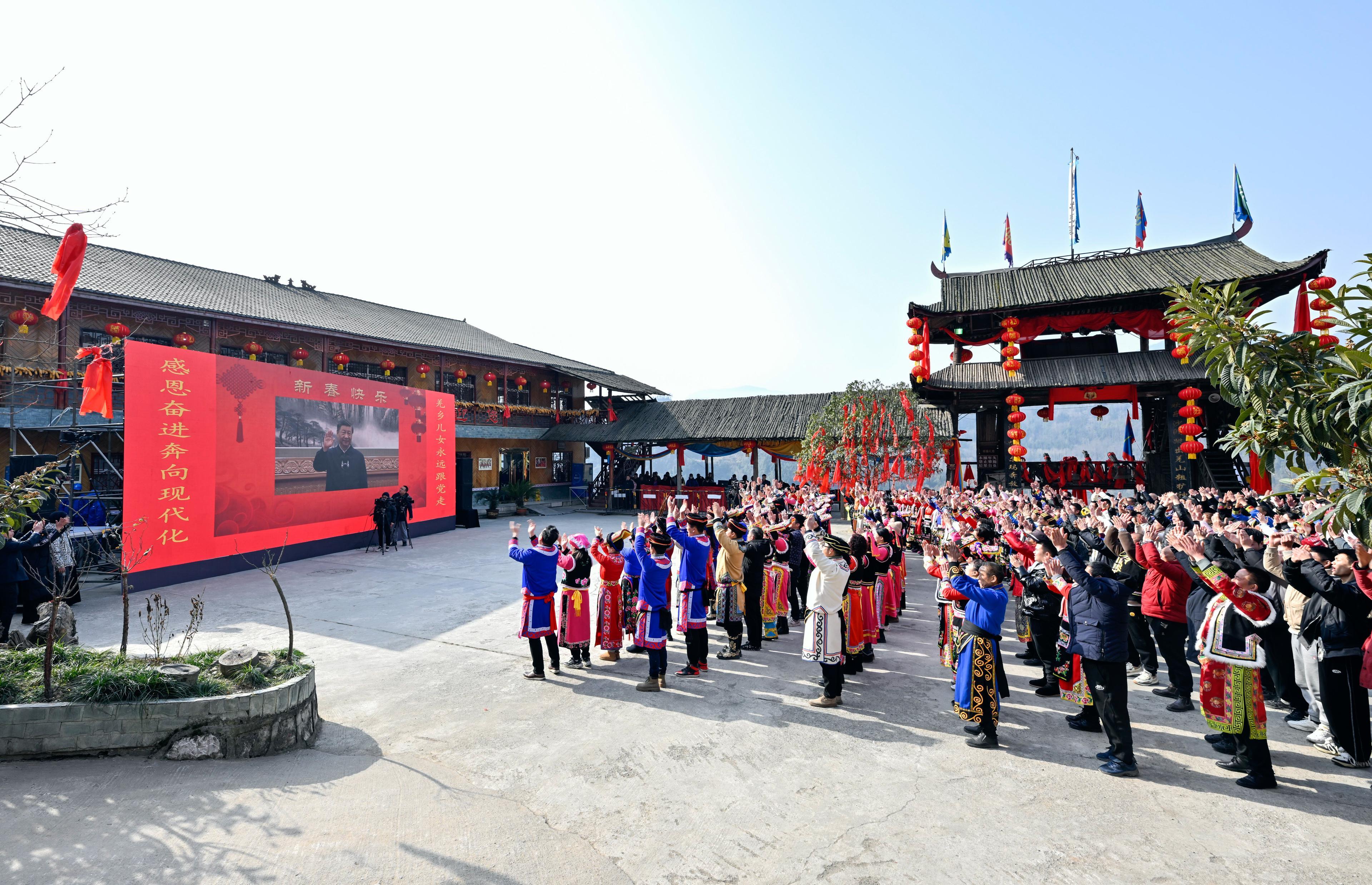 2023年1月18日，習(xí)近平總書(shū)記通過(guò)視頻連線(xiàn),，同四川省綿陽(yáng)市北川羌族自治縣石椅村的鄉(xiāng)親們和游客親切交流,。