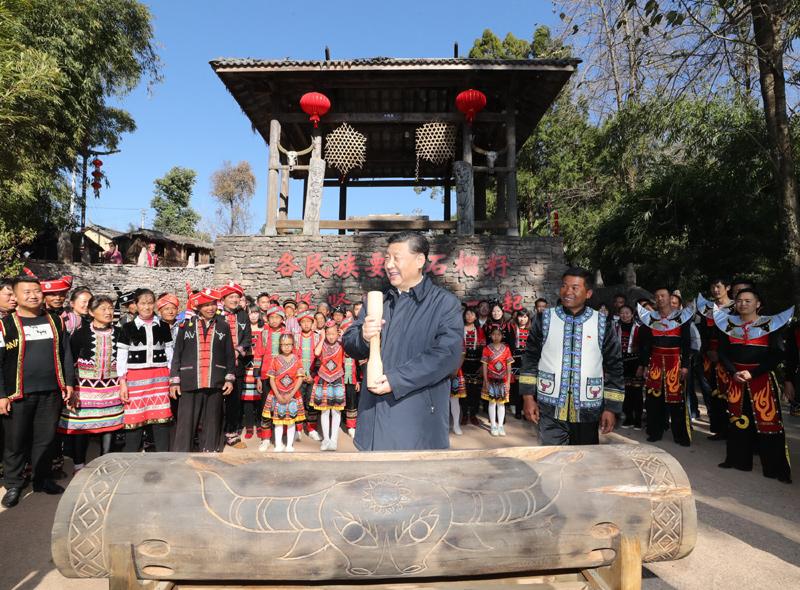 2020年1月19日下午,，習(xí)近平總書(shū)記在云南省騰沖市清水鄉(xiāng)三家村中寨司莫拉佤族村廣場(chǎng)上,，敲響三聲佤族木鼓,，祝福來(lái)年風(fēng)調(diào)雨順,、國(guó)泰民安。