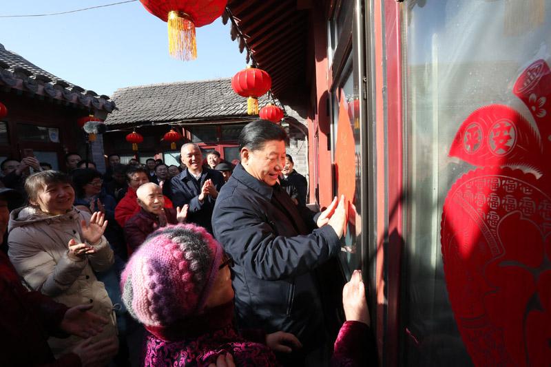 2019年2月1日,，習(xí)近平總書(shū)記在北京前門(mén)東區(qū)草廠(chǎng)四條胡同32號(hào)院,，高興地拿起一幅“福”字,，親自貼到門(mén)上,，給這里的老街坊們拜年,。