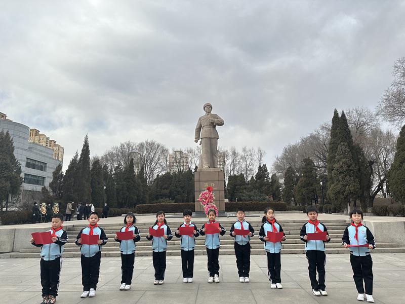 沈陽(yáng)市渾南區(qū)第二小學(xué)組織二年級(jí)同學(xué)走進(jìn)撫順雷鋒紀(jì)念館,，在雷鋒像前誦讀《雷鋒日記》。 沈陽(yáng)市渾南區(qū)第二小學(xué)供圖