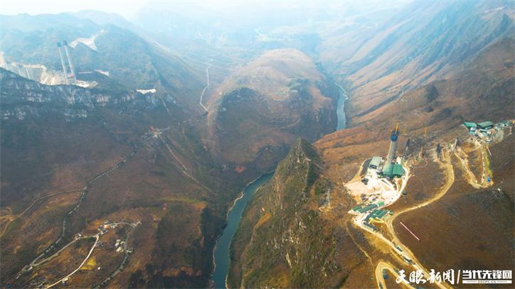 建設(shè)中的花江峽谷大橋.jpg