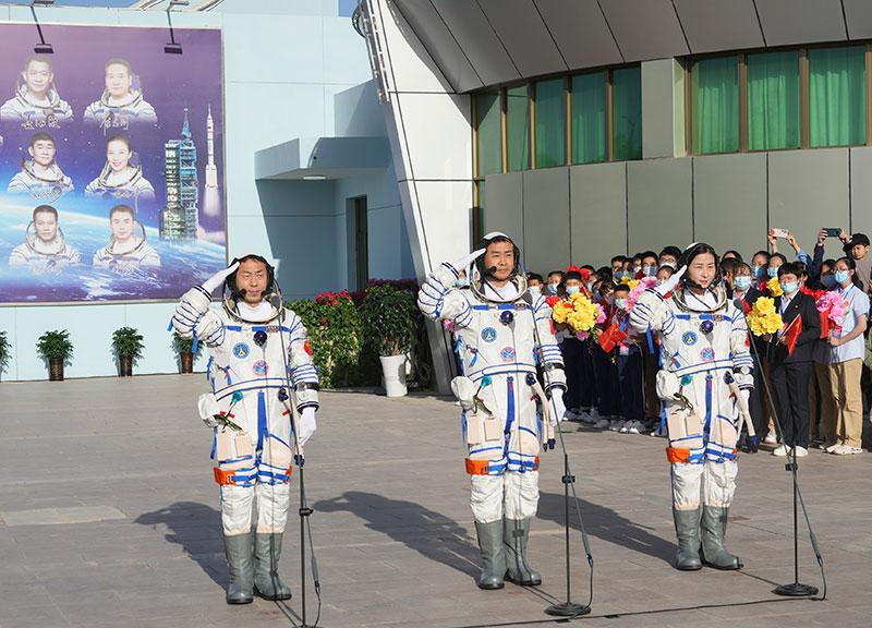 2022年6月5日，神舟十四號(hào)載人飛行任務(wù)航天員乘組出征儀式在酒泉衛(wèi)星發(fā)射中心問天閣廣場舉行,。