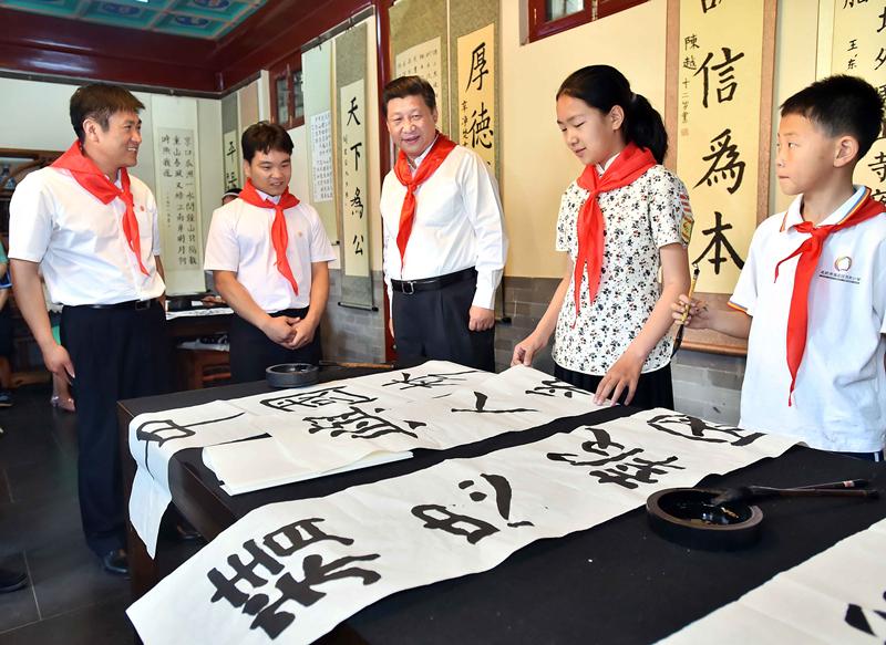 2014年5月30日,，習(xí)近平總書記來到北京市海淀區(qū)民族小學(xué)，參加慶?！傲弧眹H兒童節(jié)活動。