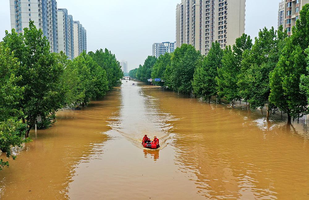 救援人員在河北省涿州市市區(qū)乘坐沖鋒舟前去轉(zhuǎn)移受災(zāi)群眾（8月2日攝,，無人機(jī)照片）。