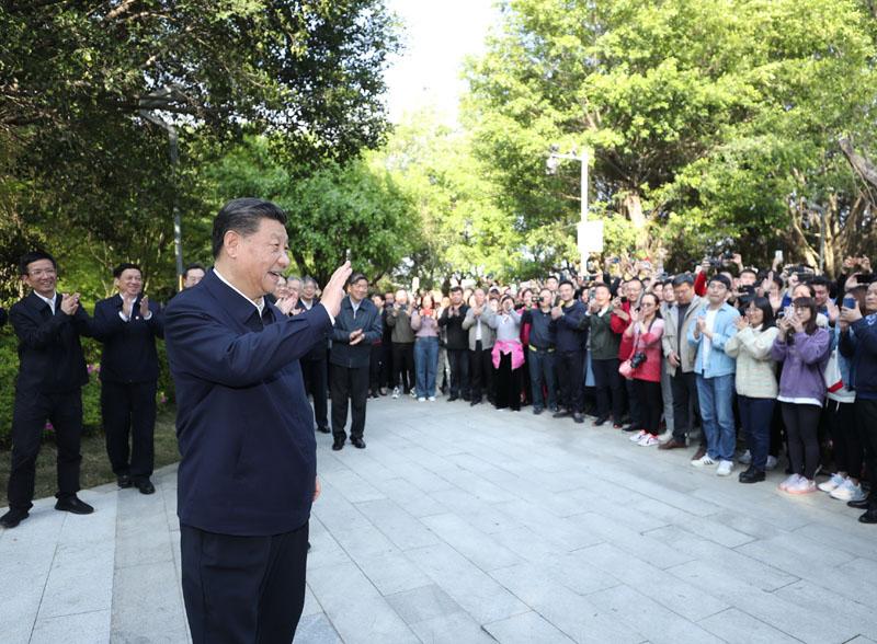 2021年3月24日，習(xí)近平在福建省福州市福山郊野公園考察時(shí),，向市民們招手致意。