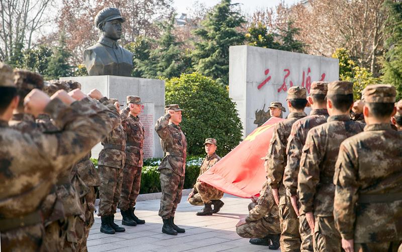 陸軍第71集團(tuán)軍某合成旅王杰生前所在連官兵組織黨員重溫入黨誓詞（2018年12月14日攝）