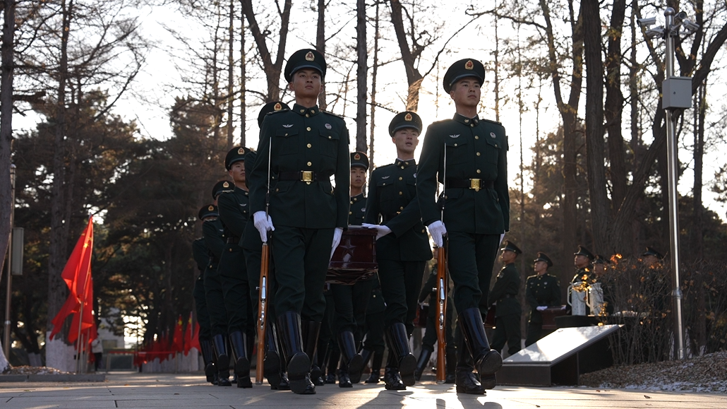 2023年11月18日,，解放軍儀仗司禮大隊(duì)的禮兵在沈陽(yáng)抗美援朝烈士陵園訓(xùn)練。人民網(wǎng)記者 邱宇哲攝