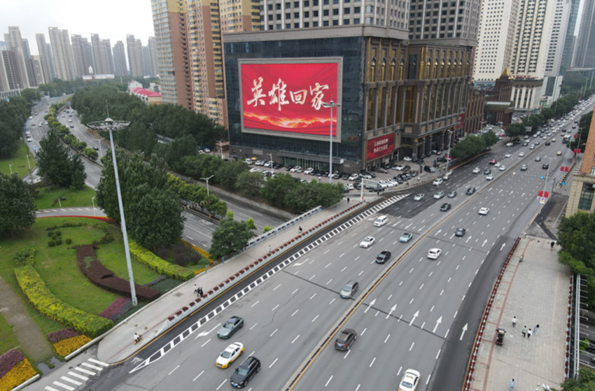 2022年烈士遺骸回國(guó)前夕，沈陽(yáng)主要街路大屏滾動(dòng)播放“英雄回家”標(biāo)語(yǔ),。人民網(wǎng)記者 邱宇哲攝（無(wú)人機(jī)照片）,。