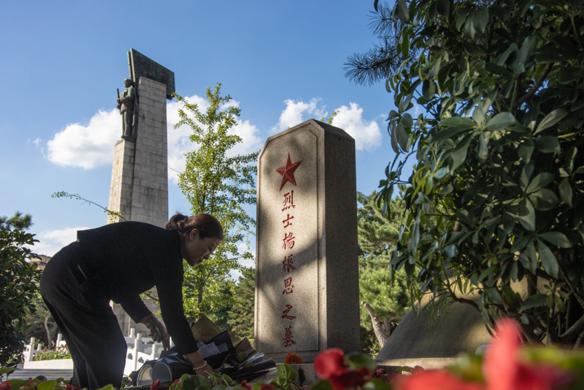 市民來(lái)到沈陽(yáng)抗美援朝烈士陵園祭奠,。人民網(wǎng)記者 邱宇哲攝