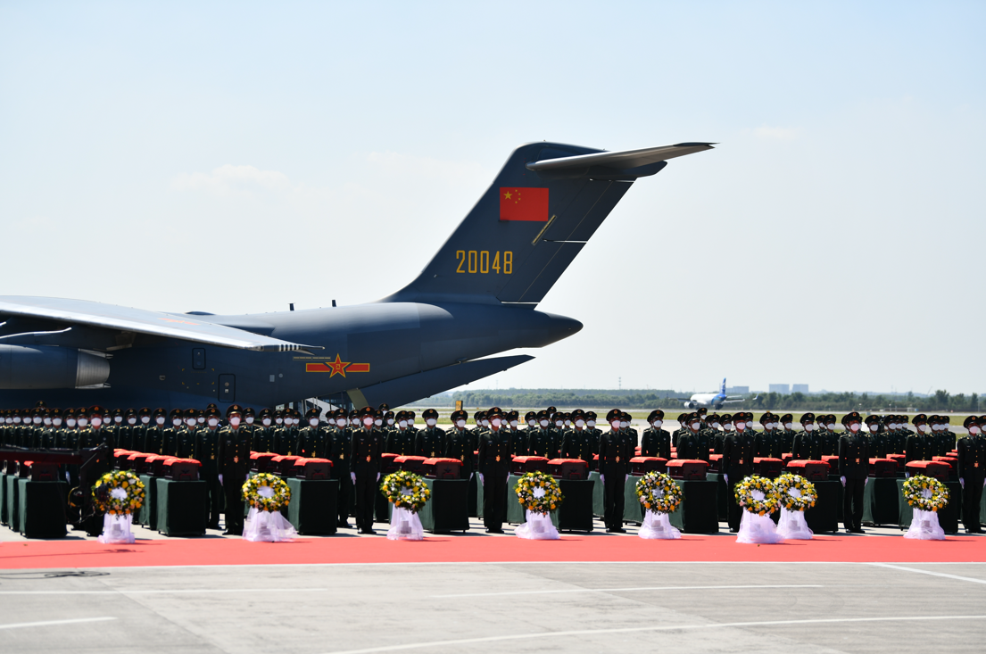 2021年9月2日，第八批在韓中國(guó)人民志愿軍烈士遺骸抵達(dá)沈陽(yáng)桃仙國(guó)際機(jī)場(chǎng),。人民網(wǎng)記者 邱宇哲攝