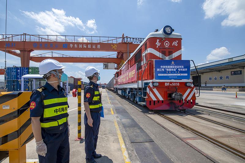 2022年6月29日,，浙江金華,，中老鐵路國(guó)際貨運(yùn)列車(chē)浙江號(hào)“鐵路快通”首趟專(zhuān)列經(jīng)海關(guān)監(jiān)管后,，從浙江省鐵路金華南站鳴笛啟程,，經(jīng)磨憨口岸駛向老撾萬(wàn)象,。