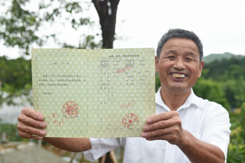 2017年6月13日,，福建武平縣萬安鎮(zhèn)捷文村村民李桂林展示林權(quán)改革后領(lǐng)到的全國第一本新式林權(quán)證,。