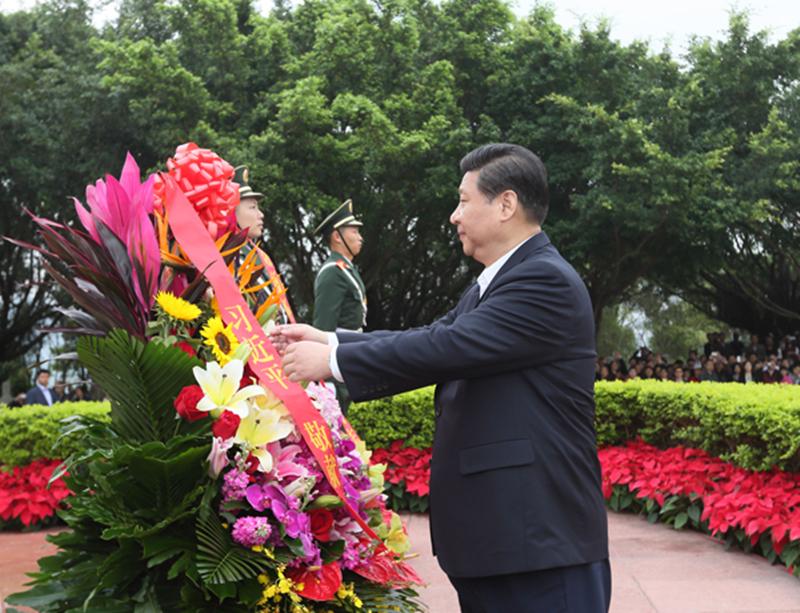 2012年12月8日,，習近平在深圳蓮花山公園向鄧小平銅像敬獻花籃。