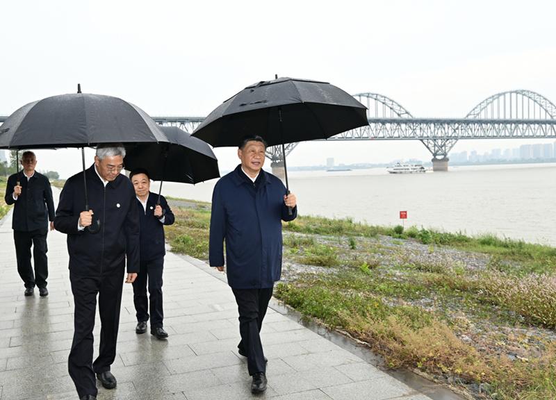 2023年10月10日,，習近平在長江國家文化公園九江城區(qū)段考察時，冒雨沿江堤步行察看沿岸風貌,。