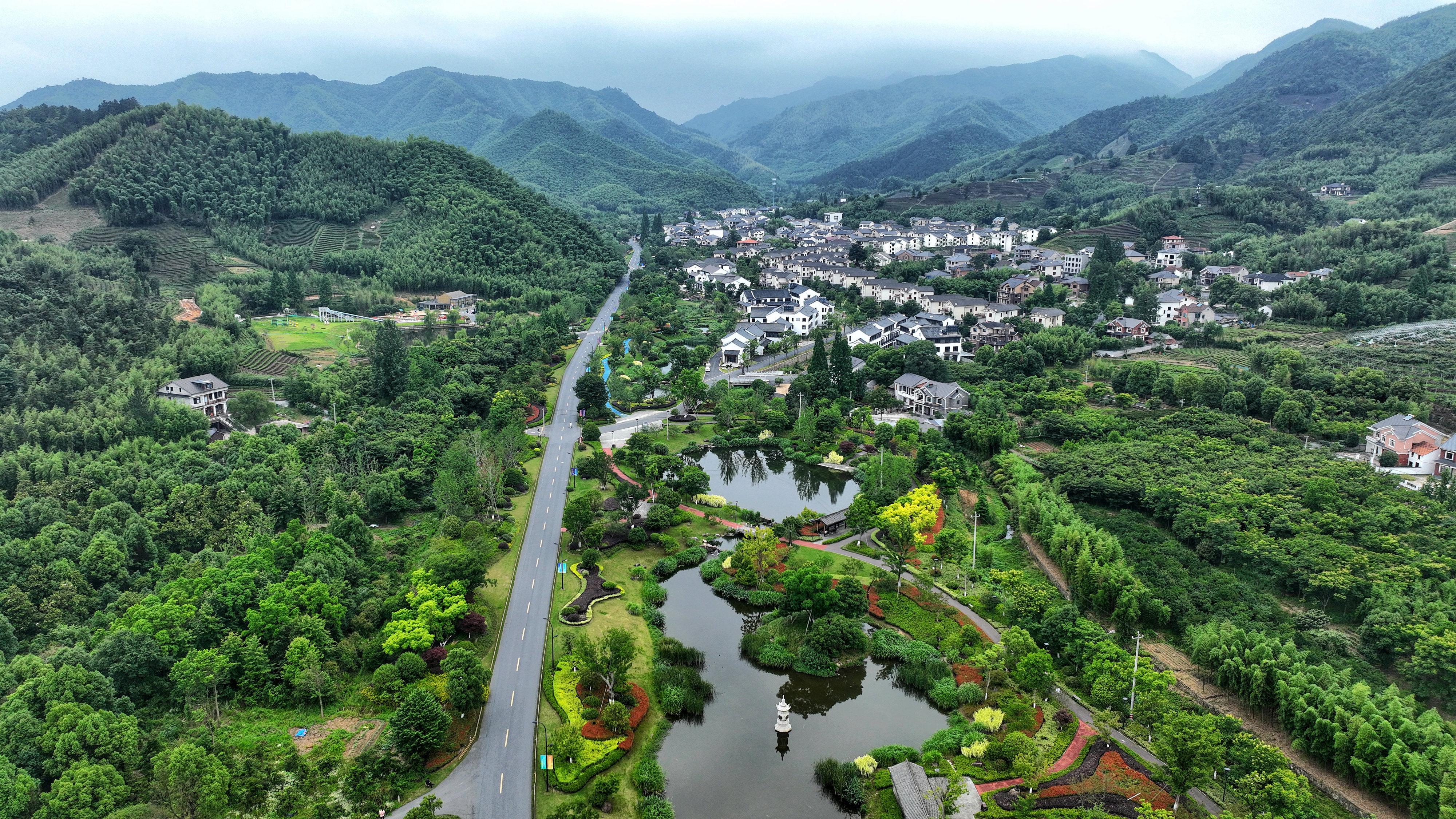 2023年6月6日,，杭州余杭區(qū)徑山鎮(zhèn)鄉(xiāng)村,，生態(tài)碧水、沿路花海與村莊農(nóng)房相映成趣,，構(gòu)成一幅美麗的山水田園畫,。