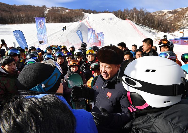 2017年1月23日,，習(xí)近平總書記在云頂滑雪場(chǎng)同正在集訓(xùn)的國家滑雪隊(duì)運(yùn)動(dòng)員及滑雪愛好者親切交談。