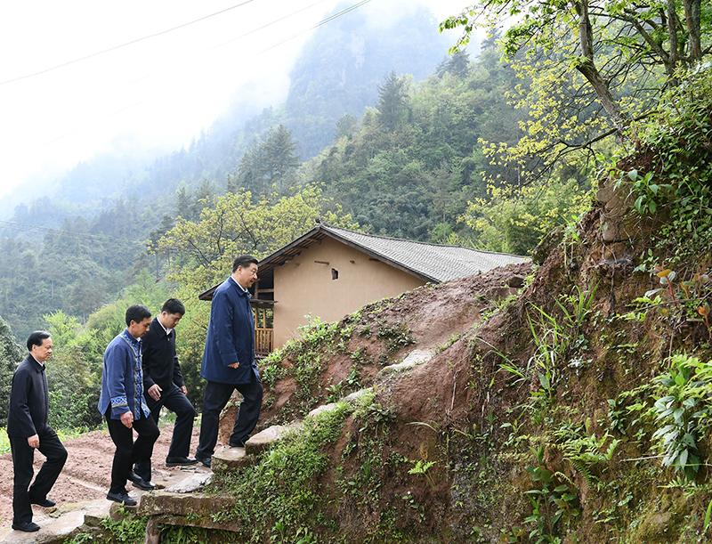 2019年4月15日,，在石柱土家族自治縣中益鄉(xiāng)華溪村,，習近平總書記踏著濕滑的石階登上陡坡，前往貧困戶譚登周家看望,。