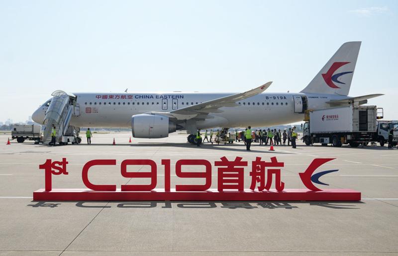 這是2023年5月28日在上海虹橋國際機場停機坪拍攝的C919飛機,。當日,，由C919大型客機執(zhí)飛的東方航空MU9191航班平穩(wěn)降落在北京首都國際機場，標志著該機型圓滿完成首個商業(yè)航班飛行,，正式進入民航市場,。