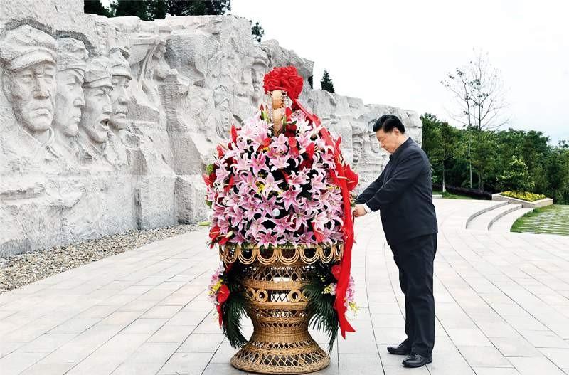 2021年4月25日至27日,，中共中央總書記、國家主席,、中央軍委主席習(xí)近平在廣西考察,。這是25日上午，習(xí)近平在位于桂林市全州縣的紅軍長征湘江戰(zhàn)役紀(jì)念園,，向湘江戰(zhàn)役紅軍烈士敬獻(xiàn)花籃,。 新華社記者 謝環(huán)馳/攝