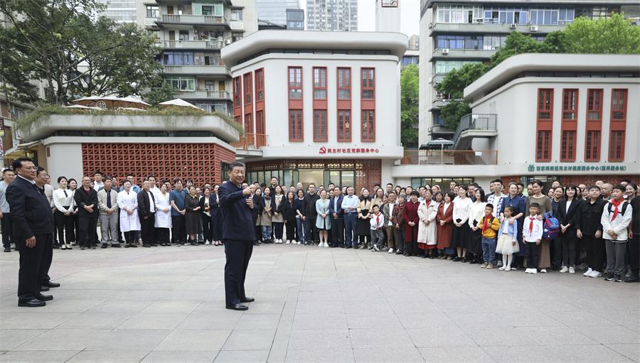 2024年4月22日至24日,，中共中央總書記,、國家主席、中央軍委主席習近平在重慶考察,。這是22日下午,，習近平在九龍坡區(qū)謝家灣街道民主村社區(qū)考察時，同社區(qū)居民親切交流,。新華社記者 鞠鵬 攝