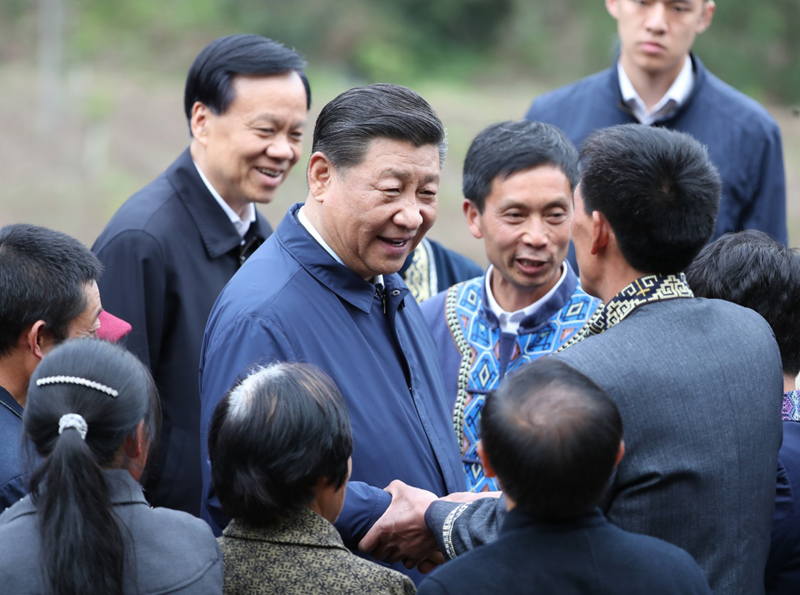 2019年4月15日至17日,，中共中央總書記、國(guó)家主席,、中央軍委主席習(xí)近平在重慶考察,，并主持召開解決“兩不愁三保障”突出問題座談會(huì)。這是4月15日下午,，習(xí)近平在石柱土家族自治縣中益鄉(xiāng)華溪村同村民親切交流,。新華社記者 丁海濤 攝