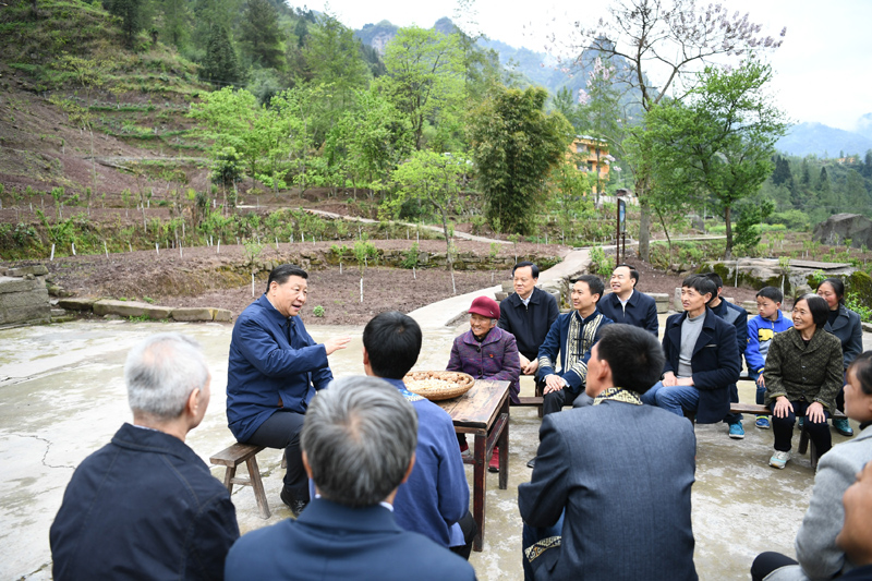 2019年4月15日至17日,，中共中央總書記、國(guó)家主席,、中央軍委主席習(xí)近平在重慶考察,，并主持召開解決“兩不愁三保障”突出問題座談會(huì)。這是4月15日下午,，習(xí)近平在石柱土家族自治縣中益鄉(xiāng)華溪村同村民代表,、基層干部、扶貧干部,、鄉(xiāng)村醫(yī)生等圍坐在一起,，共話脫貧攻堅(jiān),。新華社記者 謝環(huán)馳 攝