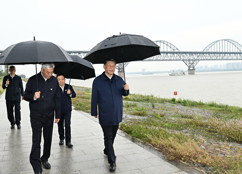 2023年10月10日至13日,，中共中央總書記,、國家主席、中央軍委主席習近平在江西考察,。這是10日下午,，習近平在長江國家文化公園九江城區(qū)段考察時，冒雨沿江堤步行察看沿岸風貌,。新華社記者 謝環(huán)馳 攝