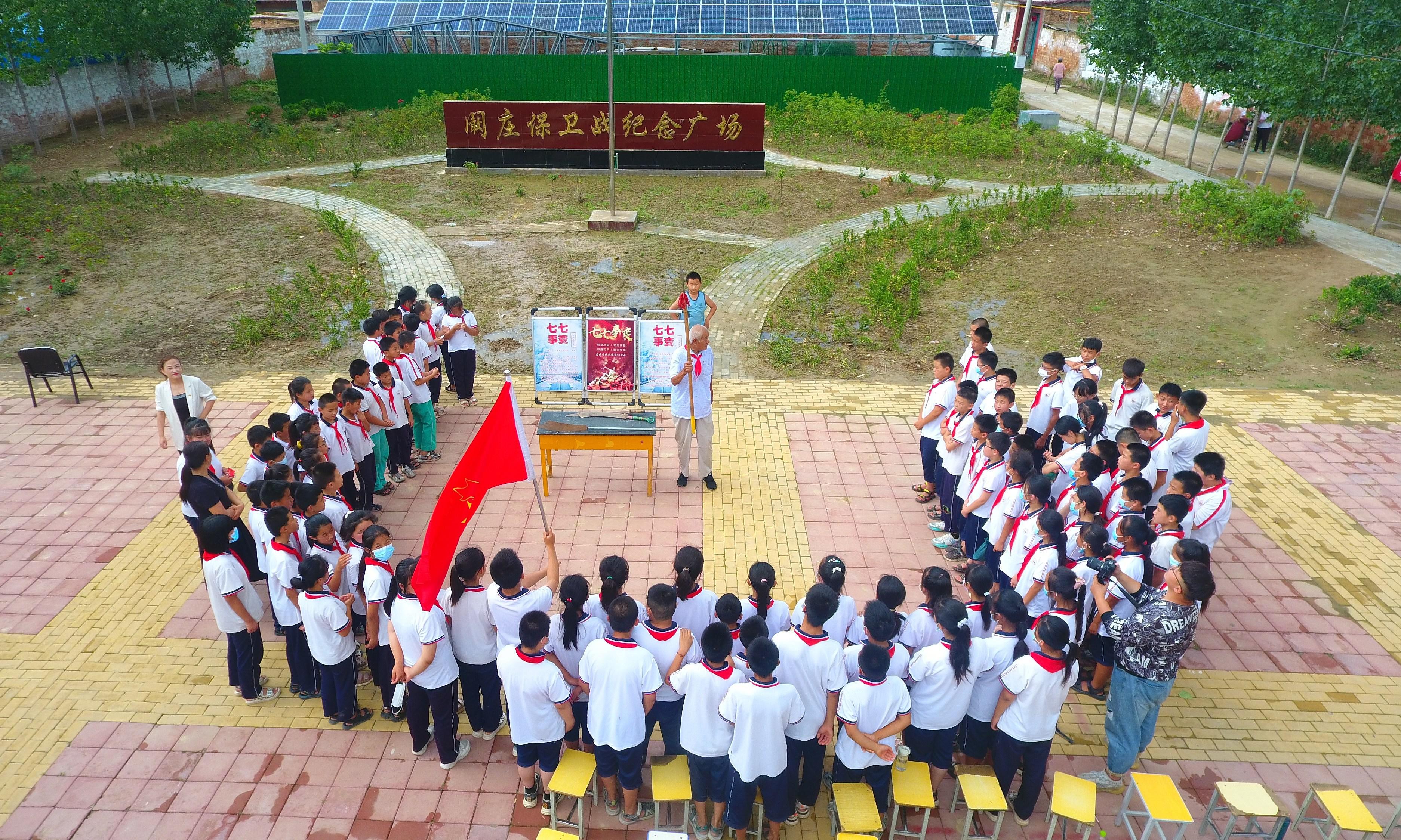 2022年7月6日,，山東省聊城市，在茌平區(qū)菜屯鎮(zhèn)闞莊村的闞莊保衛(wèi)戰(zhàn)紀(jì)念廣場(chǎng),，闞莊保衛(wèi)戰(zhàn)親歷者王光木老人,，為小學(xué)生們講述抗戰(zhàn)故事，展示大刀,、長(zhǎng)矛,。