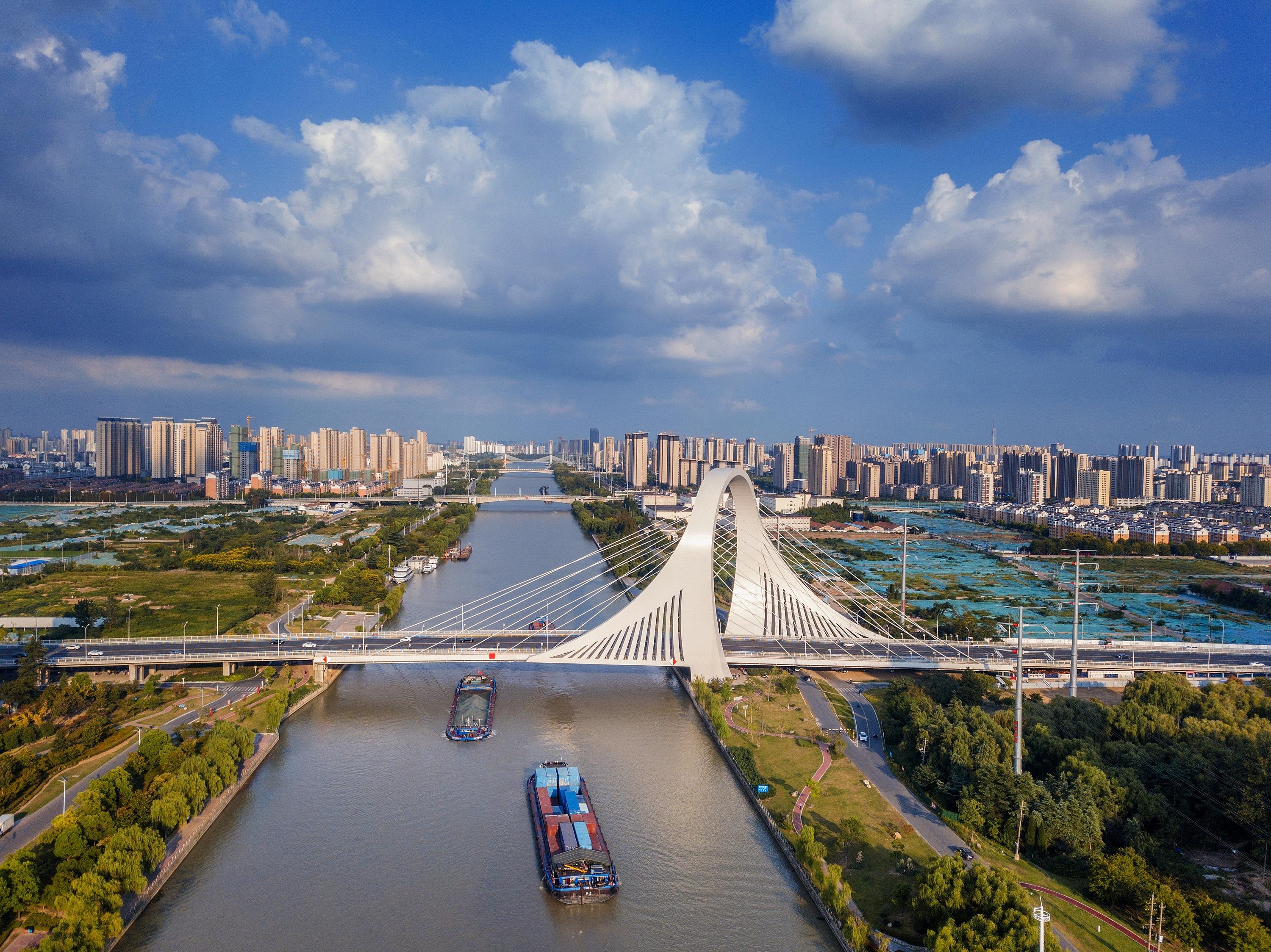 2022年9月12日，幾艘船舶行駛在江蘇淮安運(yùn)河大橋附近,。