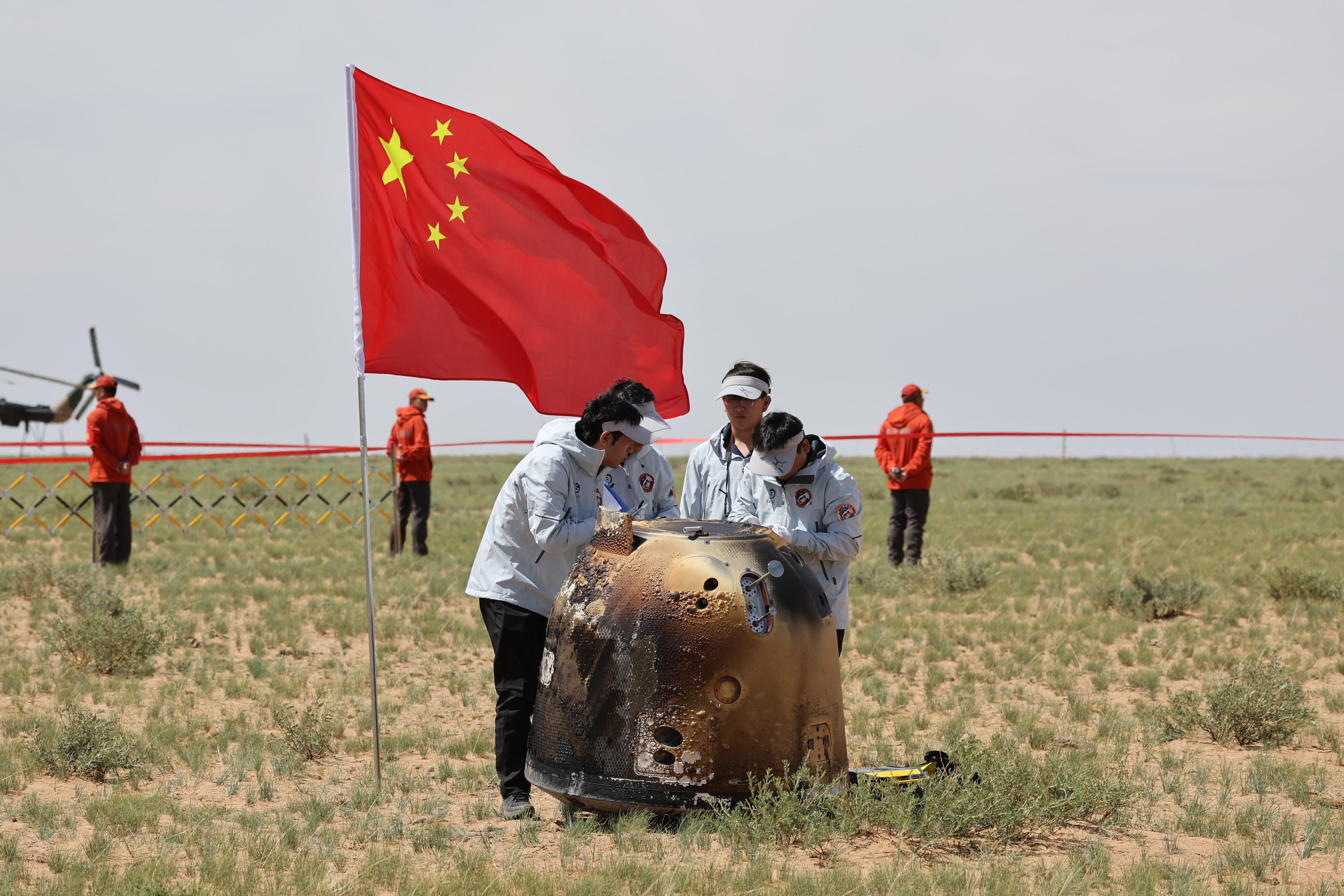 6月25日拍攝的嫦娥六號(hào)返回器回收現(xiàn)場(chǎng),。