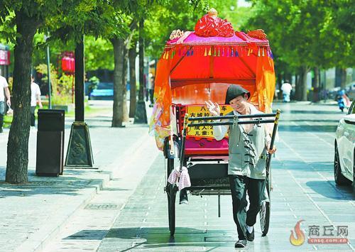 坐上人力車 欣賞古城景