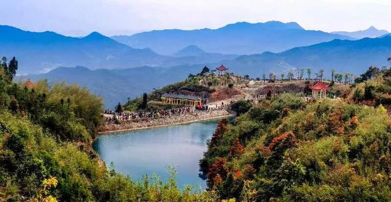 圖為游客們到軍營村七彩池欣賞美景,。廈門市委宣傳部供圖