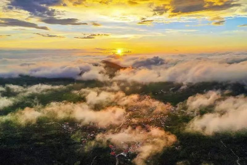 圖為云霧繚繞的軍營村，群山盡翠,，紅瓦掩映,。廈門市委宣傳部供圖