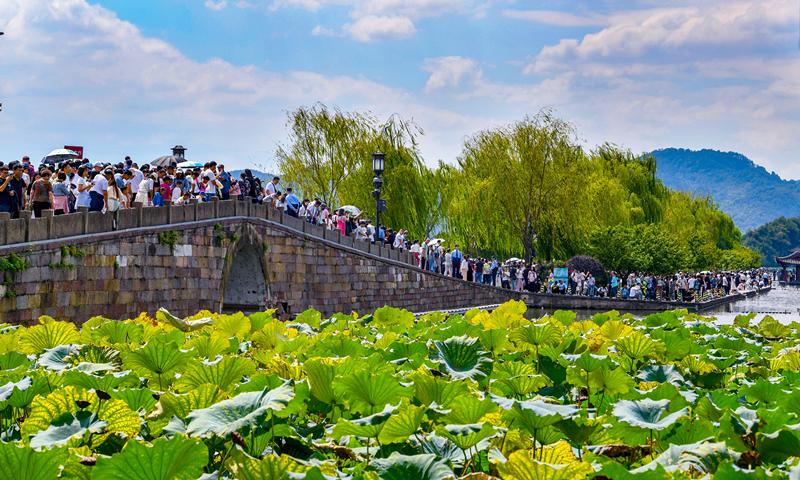 2024年10月4日，杭州西湖景區(qū)迎來國慶假期旅游高峰,。